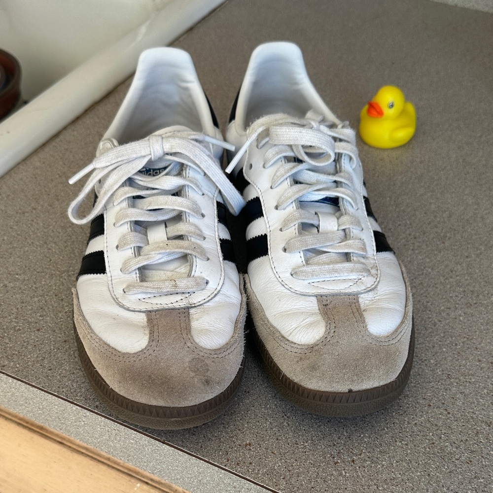 Women’s 8.5 sambas